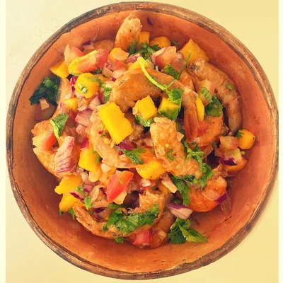 Receita de Salada refrescante de camarão defumado com manga no site de receitas DeliRec