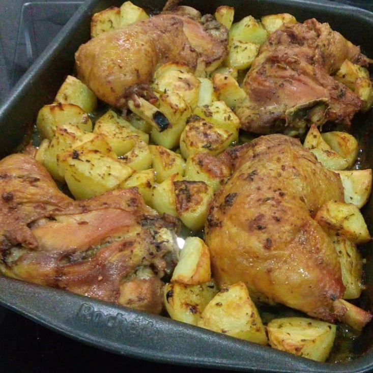 Photo of the Roasted chicken thigh with potatoes – recipe of Roasted chicken thigh with potatoes on DeliRec