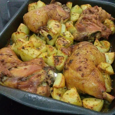 Recipe of Roasted chicken thigh with potatoes on the DeliRec recipe website