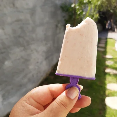 Recipe of Strawberry and milk popsicle on the DeliRec recipe website