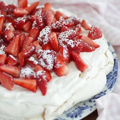 Recipe of strawberry pavlova on the DeliRec recipe website