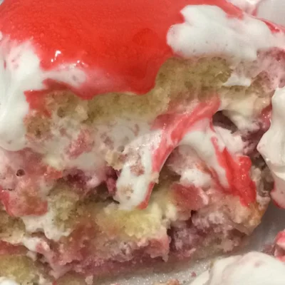 Recipe of Vanilla Cake with Strawberry on the DeliRec recipe website
