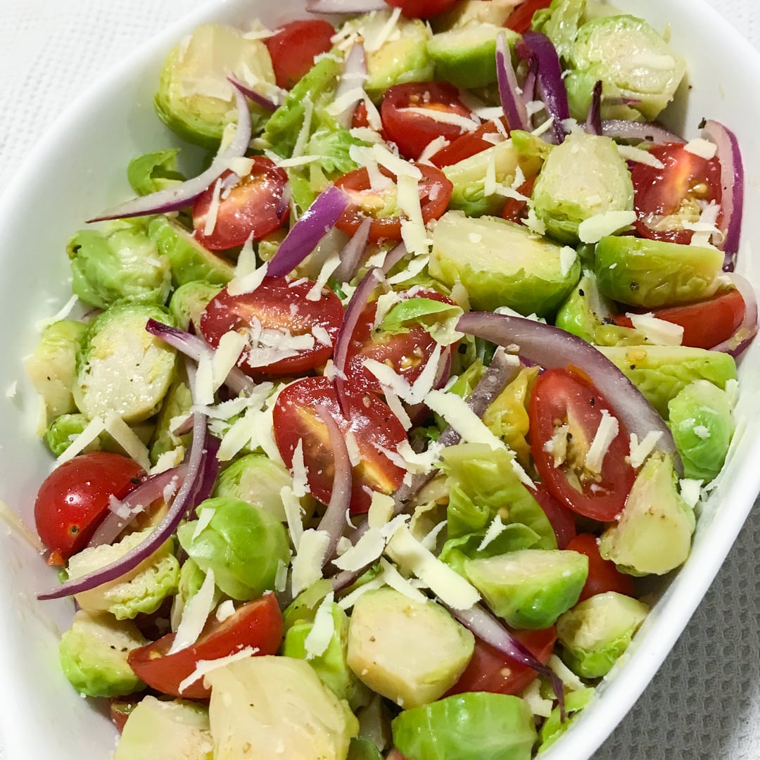 Photo of the Brussels Sprout Salad with Grape Tomatoes and Parmesan Cheese – recipe of Brussels Sprout Salad with Grape Tomatoes and Parmesan Cheese on DeliRec