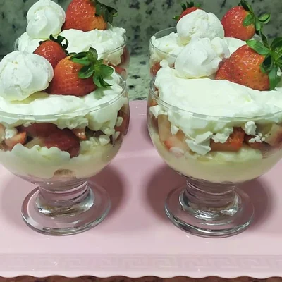 Recipe of Strawberry pavé with nest milk in the cup on the DeliRec recipe website