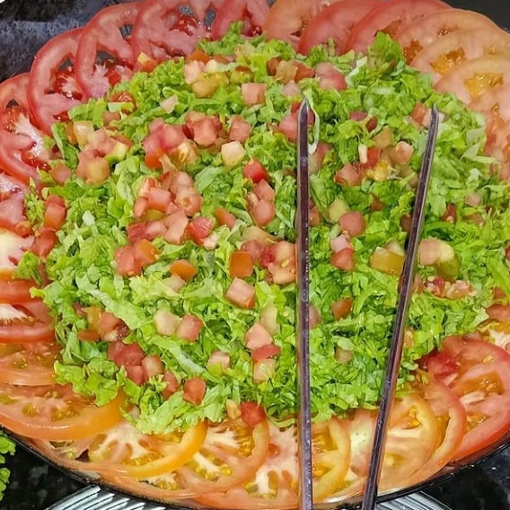 Foto da Prato decorado com saladinha de tomate  - receita de Prato decorado com saladinha de tomate  no DeliRec