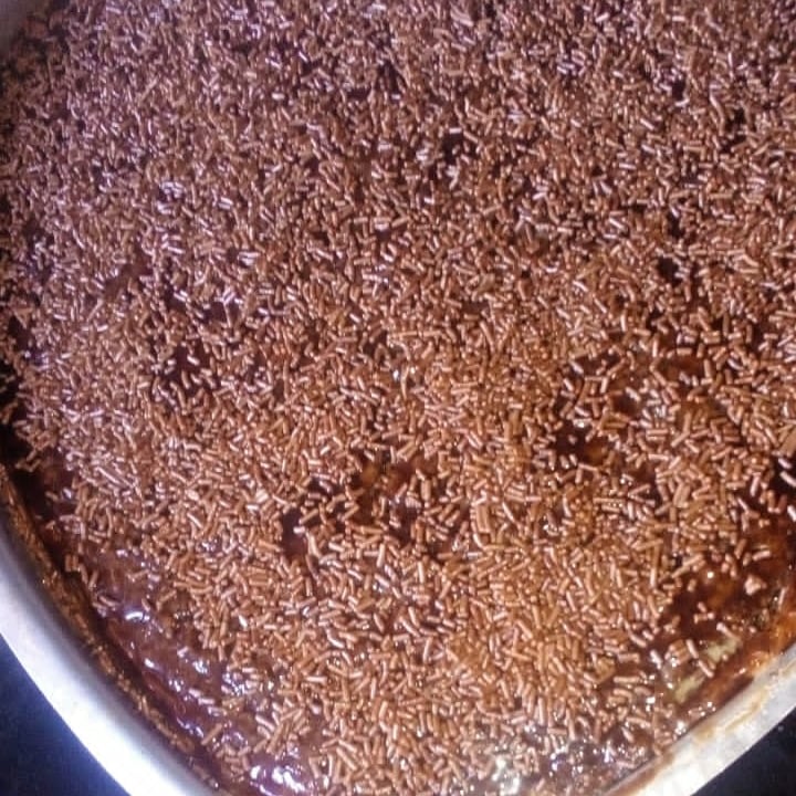Photo of the Chocolate cake covering with brigadeiro – recipe of Chocolate cake covering with brigadeiro on DeliRec