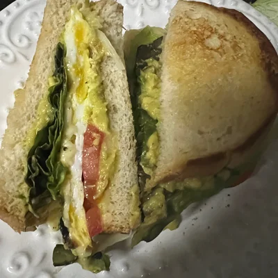 Recipe of Egg sandwich with avocado cream on the DeliRec recipe website