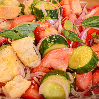 Receita de Panzanella - Salada toscana no site de receitas DeliRec