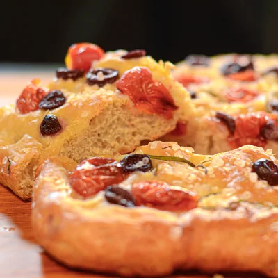 Recipe of Focaccia with Rosemary Tomatoes and Olives on the DeliRec recipe website