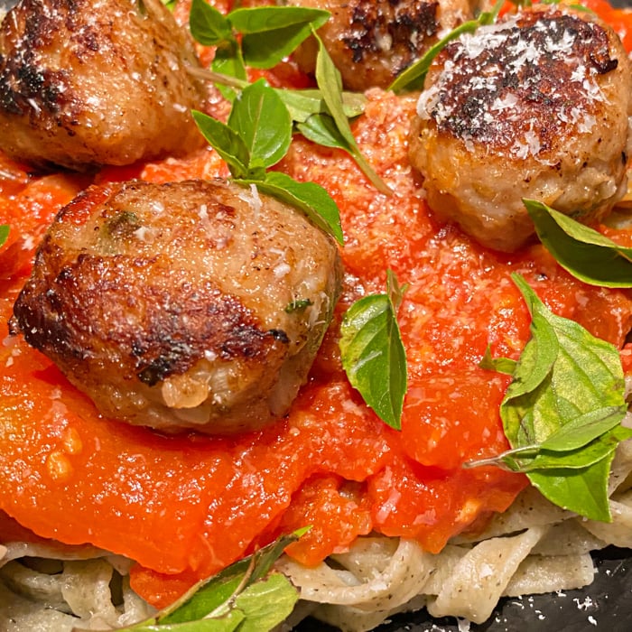 Photo of the Fettuccine Pomodoro with Chicken Meatballs – recipe of Fettuccine Pomodoro with Chicken Meatballs on DeliRec