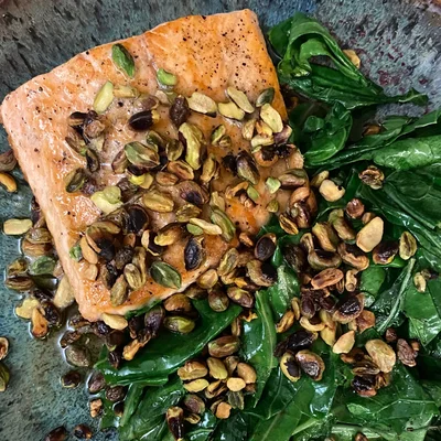Recipe of Salmon with pistachios and kale on the DeliRec recipe website