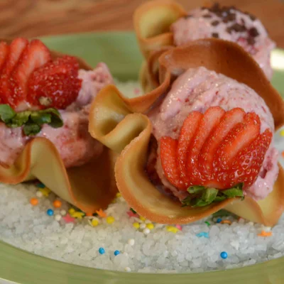 Recipe of Strawberry ice cream and condensed milk on the DeliRec recipe website