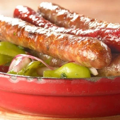 Receta de Salchicha de cerdo con ensalada de tomate, pimiento cambuci y cebolla roja en el sitio web de recetas de DeliRec