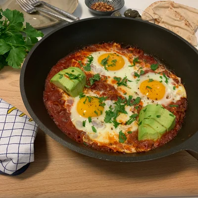 Receita de Shakshuka: Refeição do Oriente Médio de ovos escalfados com molho de tomate e mistura de temperos no site de receitas DeliRec