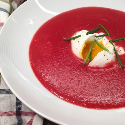 Recipe of Beetroot soup with molet egg on the DeliRec recipe website