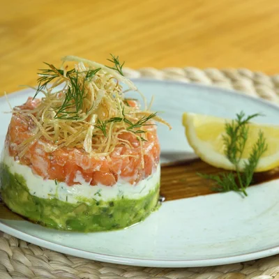 Recipe of Salmon tartare with avocado on the DeliRec recipe website