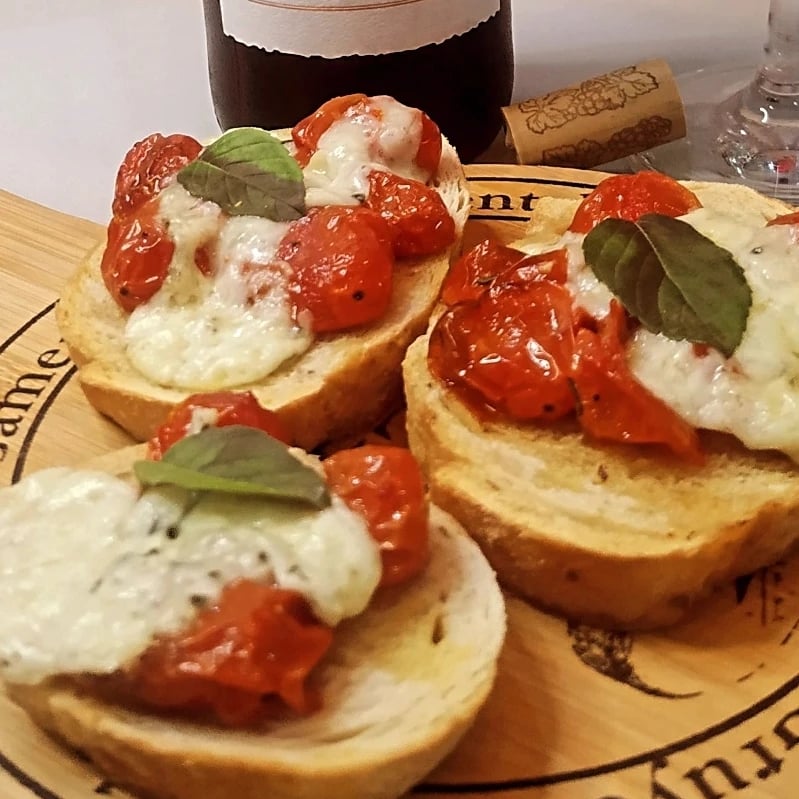 Foto da Bruschetta de tomate confitado e queijo gorgonzola - receita de Bruschetta de tomate confitado e queijo gorgonzola no DeliRec