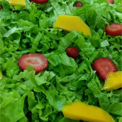 Receita de Salada de alface com manga e morango no site de receitas DeliRec