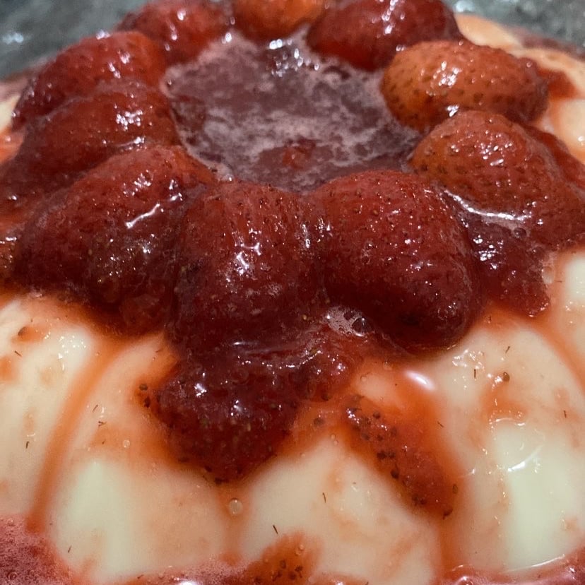 Photo of the Manjar with strawberry sauce – recipe of Manjar with strawberry sauce on DeliRec