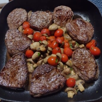 Photo of the Filet Mignon Medallions with Mushrooms and Cherry Tomatoes – recipe of Filet Mignon Medallions with Mushrooms and Cherry Tomatoes on DeliRec