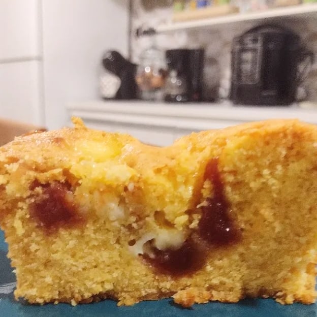 Photo of the Cornmeal bread cake with guava and cream cheese – recipe of Cornmeal bread cake with guava and cream cheese on DeliRec