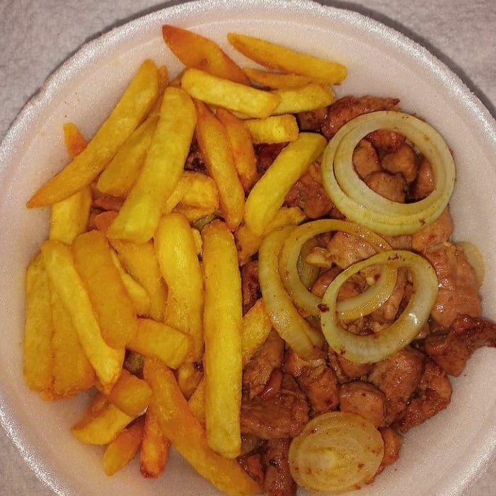 Foto da Porção de batata frita com lombo acebolado - receita de Porção de batata frita com lombo acebolado no DeliRec