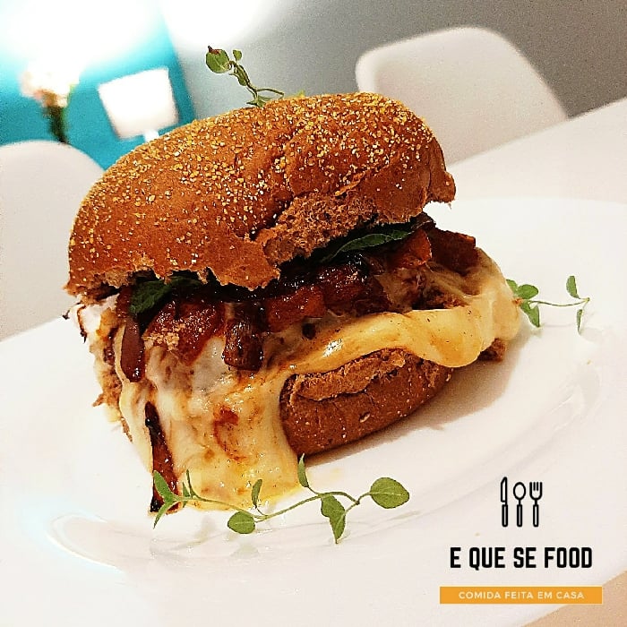 Photo of the Pork Shank Burger with Pineapple Chutney flamed in Cachaça, Caramelized Purple Onion and Brie. – recipe of Pork Shank Burger with Pineapple Chutney flamed in Cachaça, Caramelized Purple Onion and Brie. on DeliRec