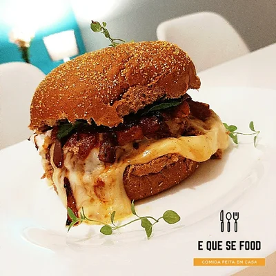 Recipe of Pork Shank Burger with Pineapple Chutney flamed in Cachaça, Caramelized Purple Onion and Brie. on the DeliRec recipe website