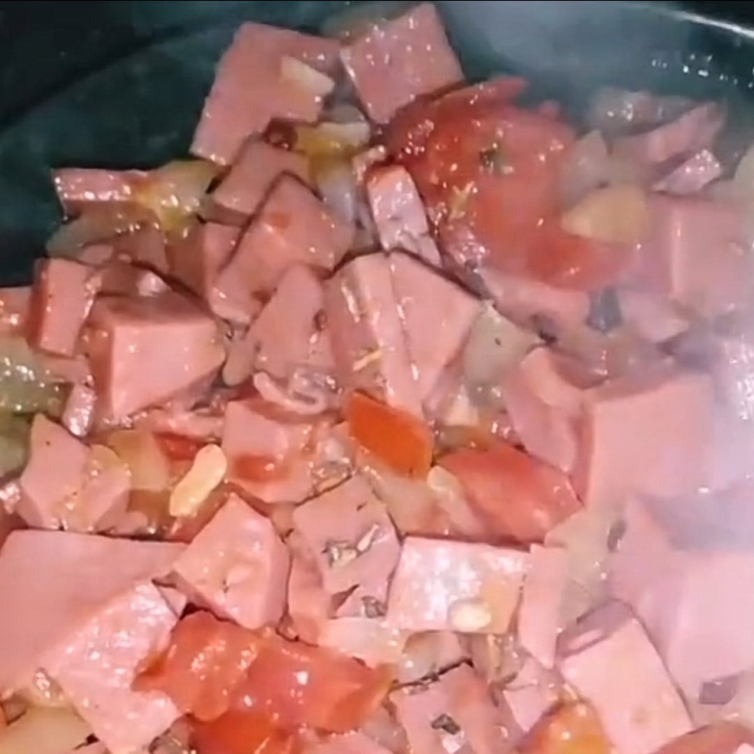Receta de Mortadela condimentada con cebolla y tomate | DeliRec