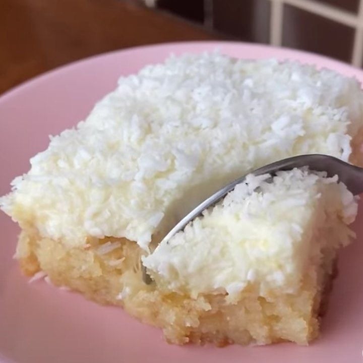 Photo of the CAKE WITH COCONUT PINEAPPLE ICE CREAM – recipe of CAKE WITH COCONUT PINEAPPLE ICE CREAM on DeliRec