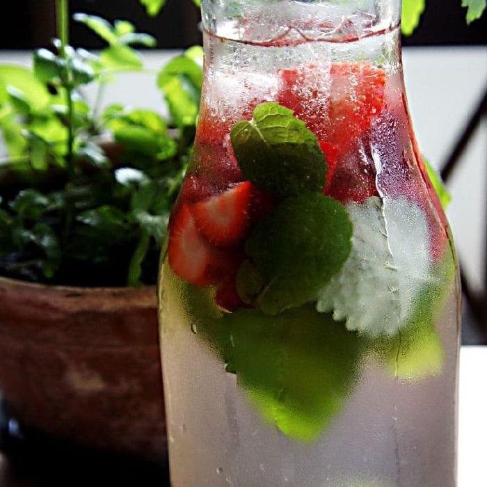 Photo of the Water Flavored with Strawberry, Lemon, Ginger and Mint – recipe of Water Flavored with Strawberry, Lemon, Ginger and Mint on DeliRec