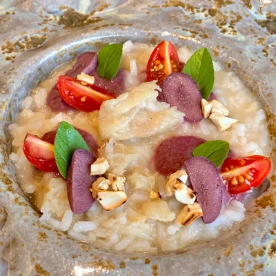 Recipe of Cod risotto with olive tapenade, cherry tomatoes, basil and cashews on the DeliRec recipe website