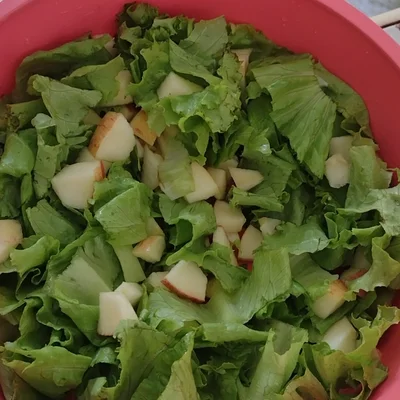 Recipe of Simple Apple Lettuce Salad on the DeliRec recipe website