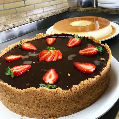 Receita de Torta de mousse de chocolate com morango  no site de receitas DeliRec