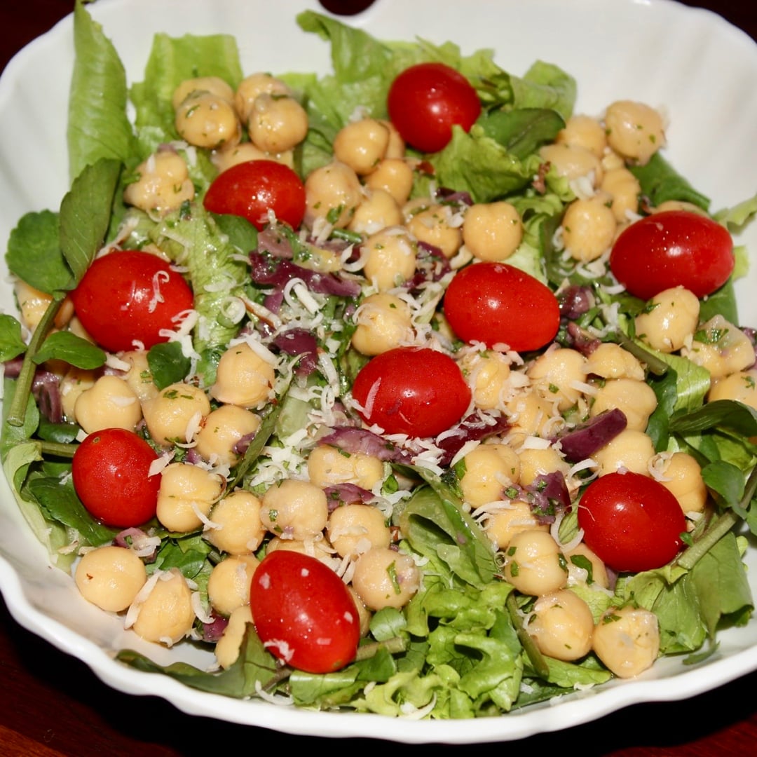 Foto da Salada de folhas com grão-de-bico e parámesão - receita de Salada de folhas com grão-de-bico e parámesão no DeliRec