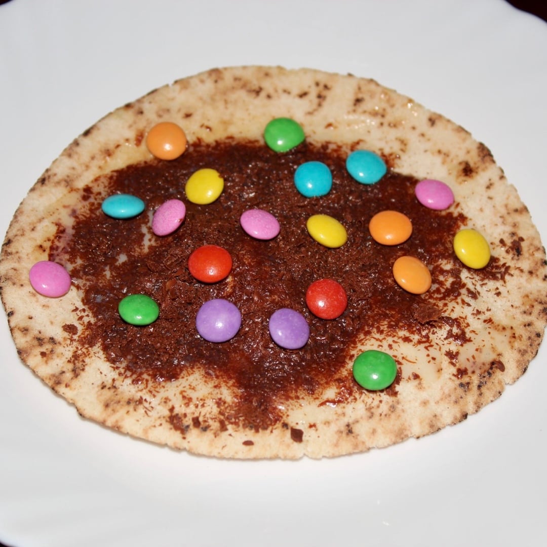 Foto da Mini pizza de chocolate com confetes  - receita de Mini pizza de chocolate com confetes  no DeliRec