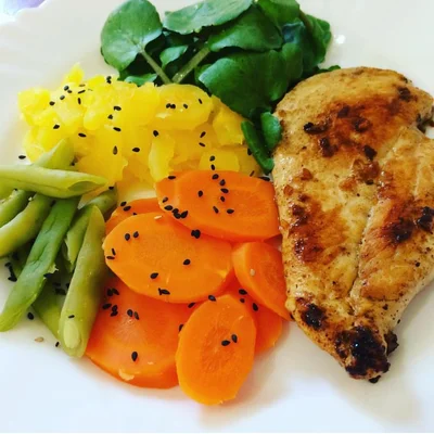 Recipe of Grilled chicken accompanied by vegetables on the DeliRec recipe website