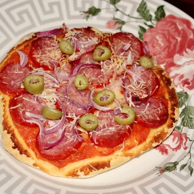 Recette de Pizza au pepperoni avec oignon rouge sur le site de recettes DeliRec