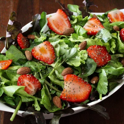 Receta de ensalada de hojas con fresas en el sitio web de recetas de DeliRec