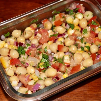 Recipe of Colorful salad with chickpeas on the DeliRec recipe website