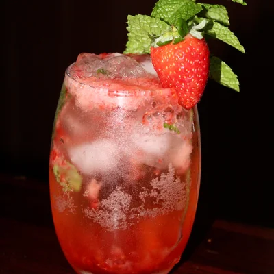 Alkoholfreier Erdbeer-Mojito Rezept auf der DeliRec-Rezept-Website