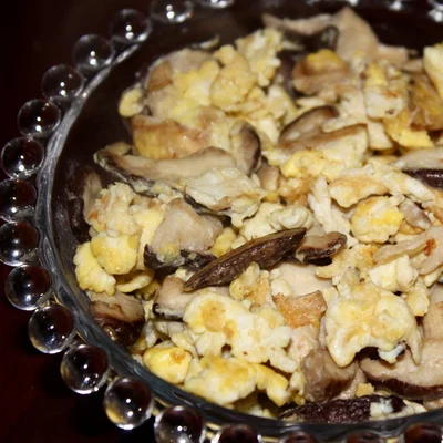 Recipe of Scrambled eggs with shitake on the DeliRec recipe website