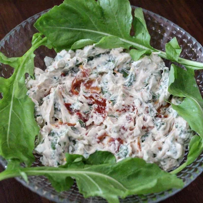 Recipe of Arugula and sun-dried tomato pate (3 ingredients) on the DeliRec recipe website