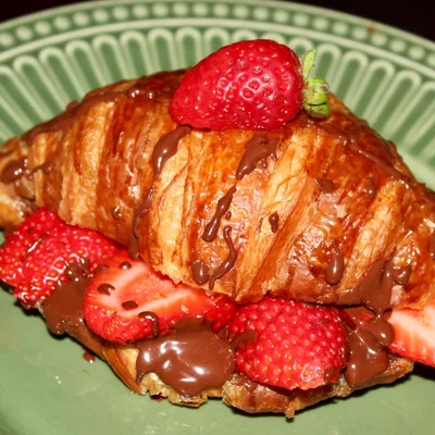 Recipe of Chocolate croissant with strawberries on the DeliRec recipe website