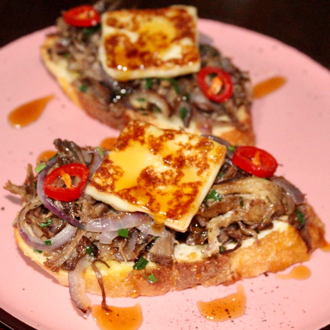 Photo of the Dry meat bruschetta with coalho cheese and honey – recipe of Dry meat bruschetta with coalho cheese and honey on DeliRec