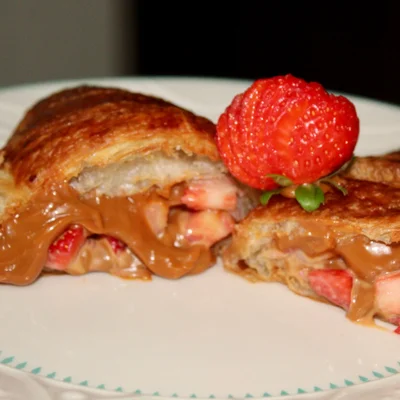 Recipe of Croissant stuffed with dulce de leche and strawberries on the DeliRec recipe website