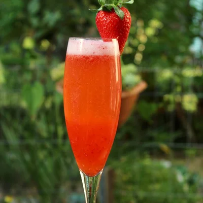Recipe of Sparkling wine drink with strawberries 🍓 on the DeliRec recipe website