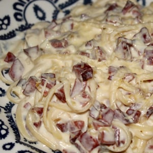 Pasta in white sauce with loin cup