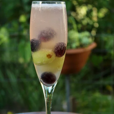 Recipe of Sparkling wine drink with grapes on the DeliRec recipe website
