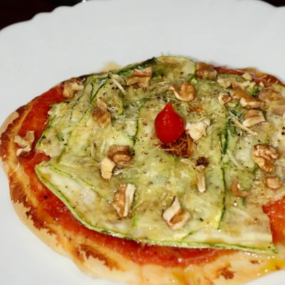 Receta de Pizza de calabacín con nueces y miel Flores de Aroeira en el sitio web de recetas de DeliRec